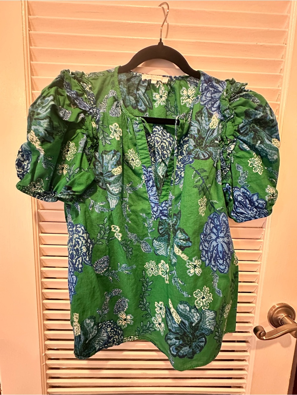 Olivaceous Green Floral Puff-Sleeve Blouse with Blue Accents